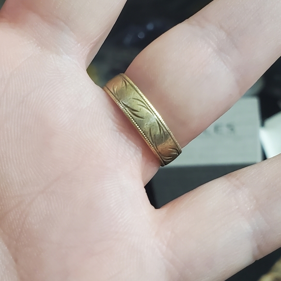 10k textured band ring size 8. NOT resizable as the design goes all the way arou - Picture 3 of 7